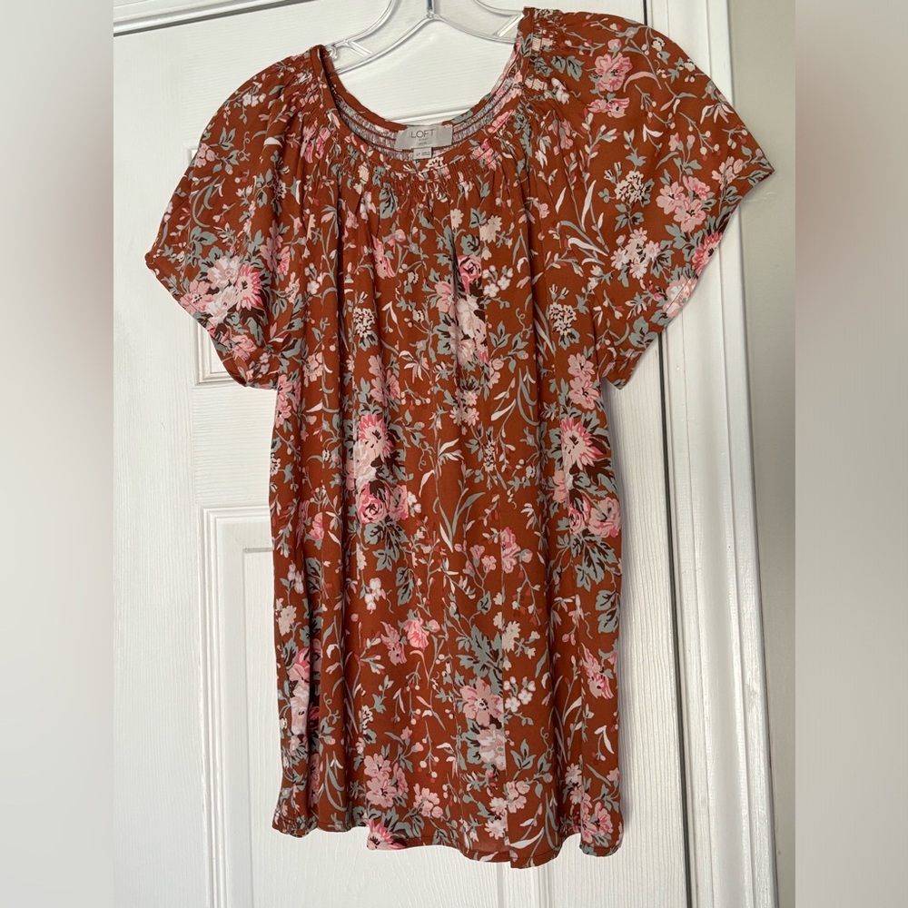 Loft petite large brown blouse. 23” armpit to armpit. 16” length.